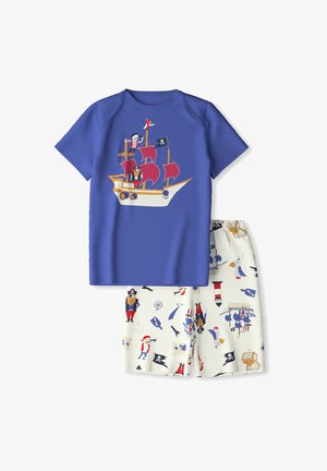 Blauw overhemd met korte mouwen met een grafiek van een piratenschip; ivoorkleurige shorts met verschillende piratenthema-patronen. Katoenen stof, ontspannen pasvorm.
