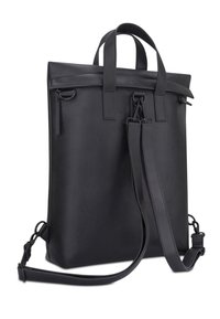 Czarny plecak ze skóry o teksturowanej powierzchni, wyposażony w podwójne uchwyty do noszenia, regulowany pasek na ramię oraz górne zamknięcie na suwak.