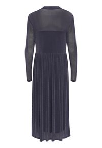 Långärmad klänning i mörk marinblått med en genomskinlig, strukturerad överdel. Fållad kjol ger en flödande känsla; tyget har en subtil lyster. Hög krage, figurnära liv.