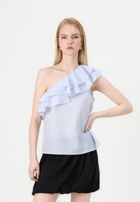 Asimetrična top majica na eni rami v svetlo modri in beli črti, z ruffles overlay in prileganjem silhueto. V kombinaciji z črno krilo.