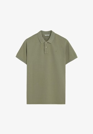 Polo de color verde oliva, hecho de tela transpirable. Cuenta con un cuello clásico, tapeta de dos botones y mangas cortas. Diseño simple y limpio.