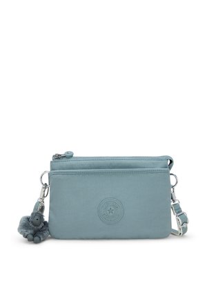 Borsa a tracolla in tessuto blu con un accento di logo rotondo, chiusura a zip e portachiavi a forma di scimmia peloso. Dotata di una tracolla regolabile per una vestibilità versatile.