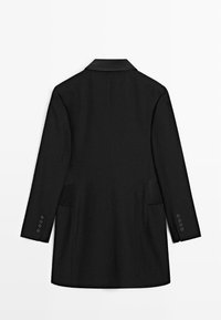 Schwarzer, maßgeschneiderter Mantel mit glatter Textur, einreihigem Design, Reverskragen mit Kerbe und fünf-Knopf-Manschetten. Verfügt über Seitentaschen.