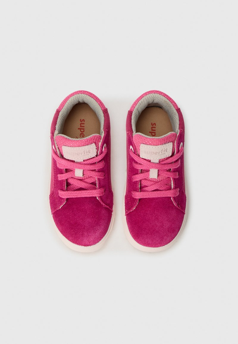 Rosa Wildlederschuhe mit passenden Schnürsenkeln, weißer Gummisohle und grauem Stofffutter. Mit einem Etikett mit "superfit" auf der Zunge.