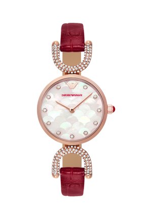 Zegarek Emporio Armani z różowo-złotą kopertą, tarczą z masy perłowej, kryształowymi znacznikami godzin, ozdobionymi zakrzywionymi uchwytami oraz czerwonym skórzanym paskiem.