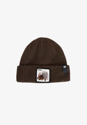 Donkerbruine gebreide beanie met omgeslagen rand, voorzien van een patch van een stekelvarken en het woord "PRICK" aan de voorkant.