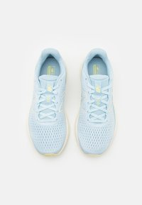 New Balance 520V8 - Katujuoksukengät - light chrome blue