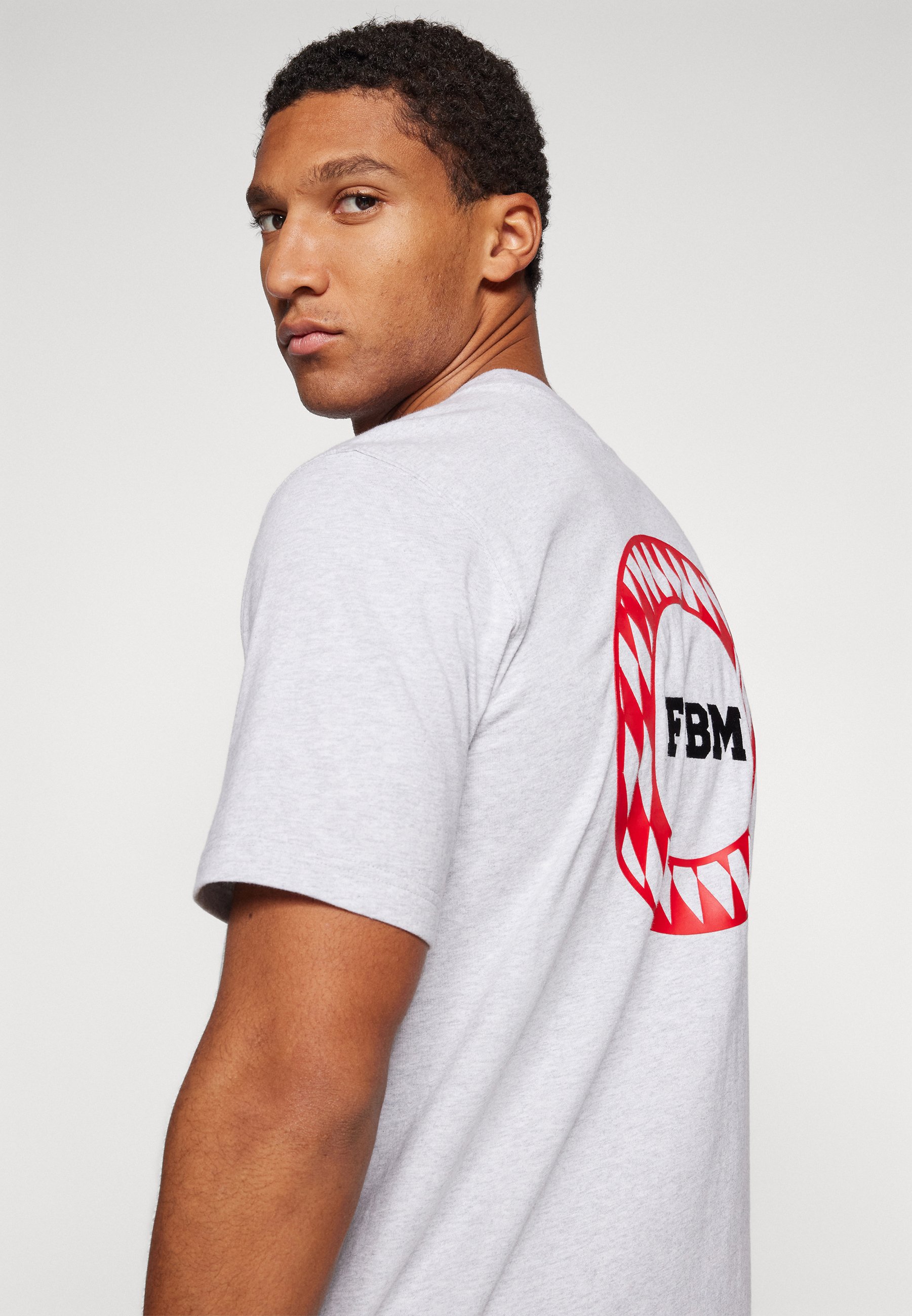 Tシャツ・カットソー adidas originals FC Bayern Muenchen VRCT Tee - white/gray adidas Performance cotton t-shirt FC Bayern Muenchen VRCT T