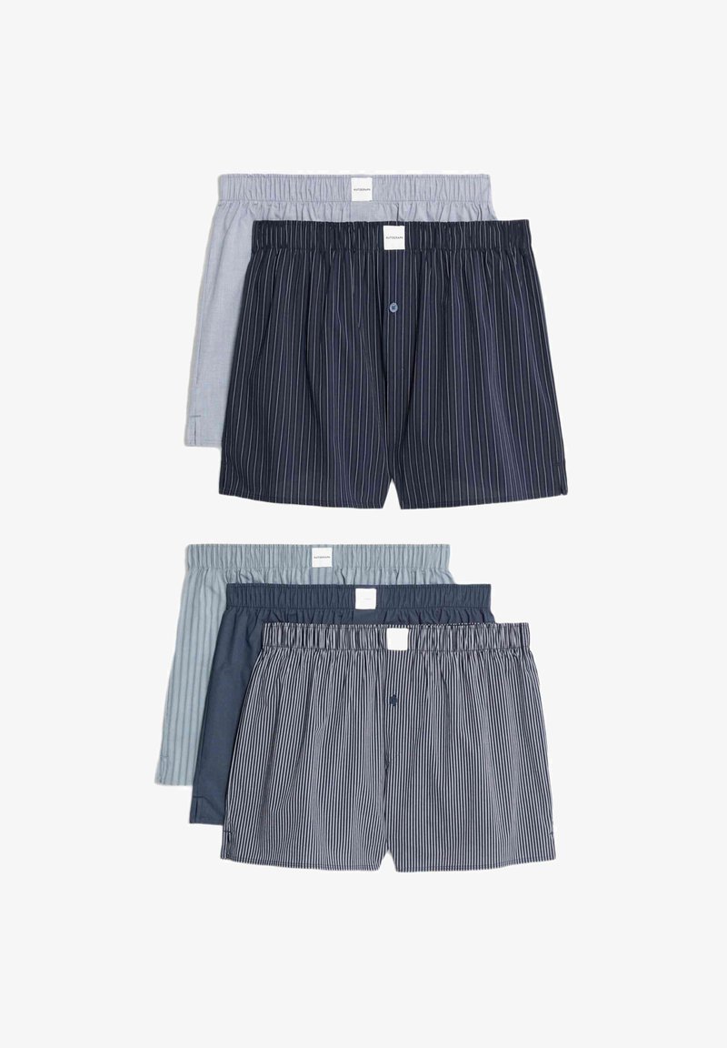 Boxers en coton de différentes teintes, y compris gris et bleu marine, avec des rayures, des ceintures élastiques et des fermetures à boutons à l'avant.