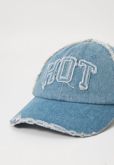 Farmer baseball sapka, elhasznált szélekkel, ívelt karimával, és fehér cérnával hímzett "HOT" felirattal az elején. Világoskék szín.