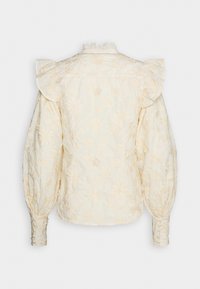 Blusa bianca con ricami floreali, maniche a sbuffo e dettagli arruffati sulle spalle. Presenta un colletto alto e polsini con bottoni.