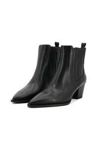Stivali alla caviglia in pelle nera con punta appuntita, pannelli laterali texture e tacco a blocco. Presentano linguette per un facile indossamento.