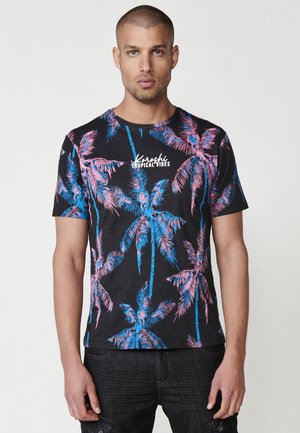 Camiseta negra con un patrón de palmeras tropicales en azul y rosa. Tiene mangas cortas, un cuello redondo y un logo de texto.