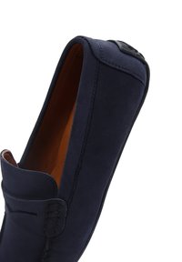 Marineblaue Wildleder-Loafer mit schlankem Design, Lederfutter und Gummisohle; verfügt über eine gestickte Akzentuierung und ein kleines Logo-Patch an der Ferse.