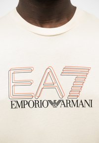 EA7 Emporio Armani TRAIN VISIBILITY TEE - Μπλουζάκι με στάμπα - fog