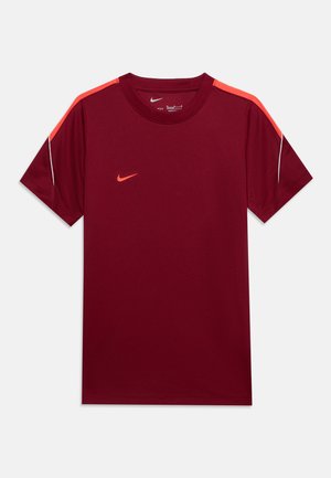 T-shirt de sport bordeaux à manches courtes, col rond, bande orange sur les épaules et petit logo Nike orange sur la poitrine gauche.