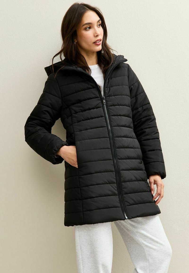 Piumino nero con design a righe orizzontali, cappuccio, maniche lunghe e chiusura fronte con zip. Tessuto leggero con una texture liscia.