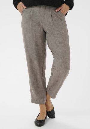 Svetlohnedé tkané nohavice uvoľneného strihu, s plisami, bočnými vreckami a rovnými nohavicami. Skombinované s čiernymi balerínkami.