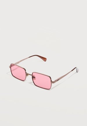 Ochelari de soare dreptunghiulari cu ramă metalică, lentile roz și brațe subțiri, așezați pe un fundal alb.