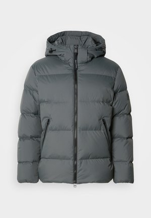 Graue Pufferjacke mit Kapuze, ausgestattet mit einem Reißverschluss auf der Front, elastischen Bündchen, einem leichten Material und horizontalen Nähten für die Isolierung.