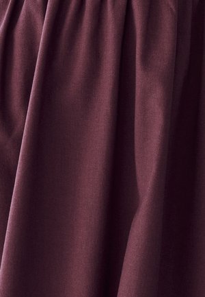 Burgundia kangas pehmea tekstuuriga, voolab pleatides. Sile viimistlus, ilma mustrite või riistade nähtavuseta.