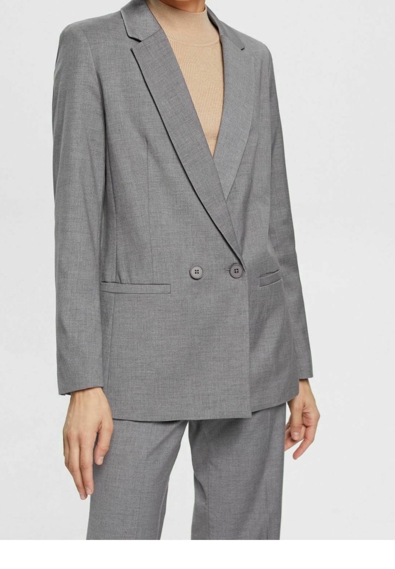 Grauer maßgeschneiderter Blazer aus strukturiertem Stoff mit langen Ärmeln, Reverskragen, Doppelknotenverschluss und seitlichen Taschen.