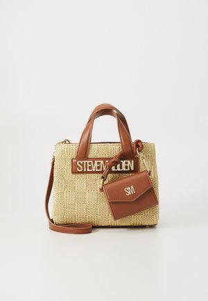 Geantă împletită bej cu mânere și accente din piele maro. Prezintă o placă cu logo auriu și un mini pouch detasabil. Design structurat.