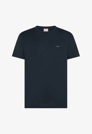 Maglietta a maniche corte blu navy con scollo rotondo e piccolo logo a forma di triangolo e X di colore azzurro chiaro sul petto a sinistra.