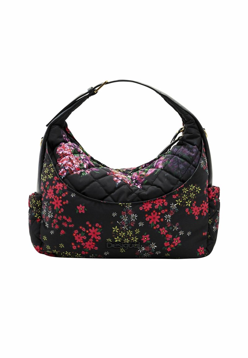 Sac à bandoulière matelassé avec un motif floral noir, présentant des fleurs rouges et vertes vives. Tissu doux et forme incurvée avec une anse robuste.