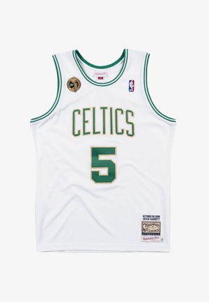 Maglia da basket bianca con dettagli verdi. Presenta la scritta "CELTICS" e il numero "5" in caratteri dorati. Include il logo NBA e un'etichetta commemorativa.