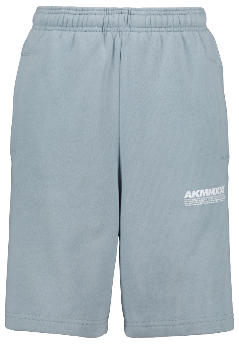 Shorts bleu clair en tissu doux, avec une taille élastique, deux poches latérales et un logo imprimé blanc sur la jambe gauche.