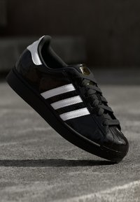 adidas Originals SUPERSTAR II - Tenisky - core black/footwear white/gold metallic