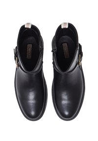 Schwarze Leder-Stiefeletten mit glatter Textur, abgerundeter Zehenpartie, seitlichem Reißverschluss und dekorativem Schnallendetail. Flache Sohlen und minimalistisches Design.