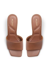 Bruna slip-on sandaler med en bred rem, platt fyrkantig tå och en slät yta; har logotypdetaljer på innersulan.