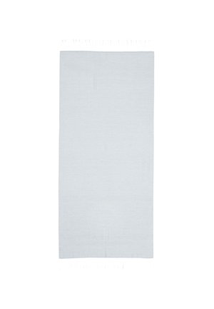 Coperta in cotone blu chiaro intrecciato con bordi frangiati, caratterizzata da una texture liscia e forma rettangolare, progettata per un uso versatile.