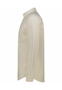Camisa de manga larga color crema con finas rayas verticales, cuello abotonado y un bolsillo en el pecho izquierdo. Tejido de algodón suave, corte relajado.