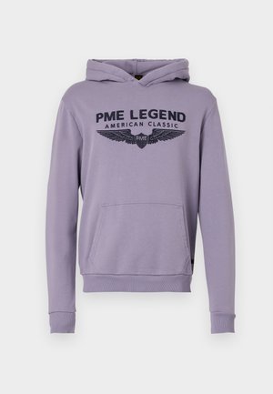 Lila Kapuzenpullover aus weichem Stoff mit einer frontalen Kängurutasche, gerippten Bündchen und einem grafischen Druck mit dem Text "PME LEGEND AMERICAN CLASSIC."