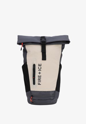 Plecak z rolką w odcieniach szaro-kremowych, wykonany z wytrzymałego materiału o teksturowanym wykończeniu. Posiada zewnętrzną kieszeń na zamek i regulowane ramiączka.