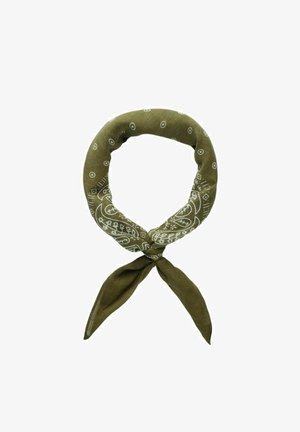 Grønne mønstrede bandana med hvide designs, i firkantet form og bundet i en knude, lavet af blødt stof med en glat tekstur.