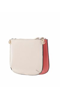 Borsa a due tonalità con fronte liscia color crema e retro testurizzato rosso, con accessori in oro e chiusura con zip.