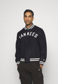 New Era - MLB NEW YORK YANKEES PATCH VARSITY  - Joukkuetuote - navy/white Pienoiskuva 1