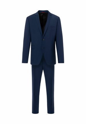 Marineblauwe suit, bestaande uit een nauwsluitende blazer met één knoopsluiting en bijpassende rechte pantalon, gemaakt van een gladde stof met een subtiele glans.