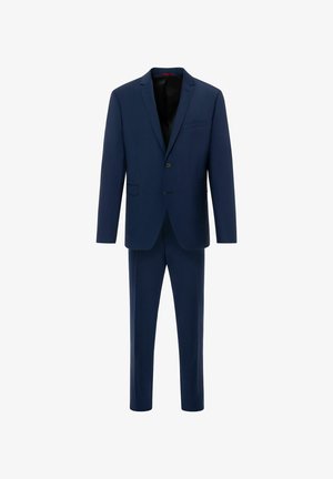 Marineblauwe suit, bestaande uit een nauwsluitende blazer met één knoopsluiting en bijpassende rechte pantalon, gemaakt van een gladde stof met een subtiele glans.