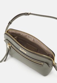 DKNY BRYANT - Torba čez telo - olive
