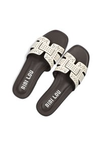 Bruine slip-on sandalen met een crèmekleurige bandontwerp met ingewikkelde patronen. De binnenzool is donkerbruin en vertoont de merknaam "BIBI LOU."