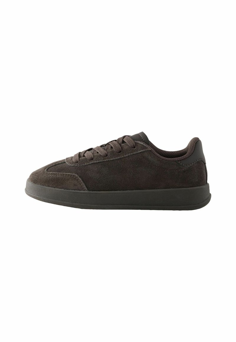 Brązowe zamszowe sneakersy z sznurowaniem i czarną gumową podeszwą, pokazane z boku na białym tle.