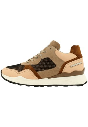 Beżowo-brązowo-czarny sneaker z zamszowymi i siateczkowymi panelami, białą podeszwą, wzorzystymi sznurowadłami i markowym detalem na pięcie.