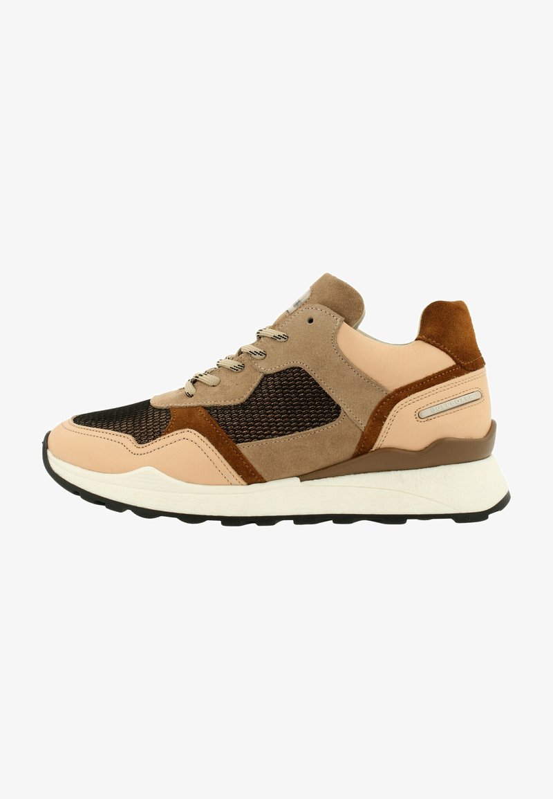 Baskets beige, marron et noir avec des panneaux en suède et en mesh, semelle blanche, lacets à motifs et détail de marque sur le talon.