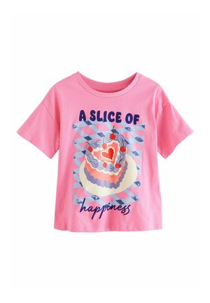T-shirt rosa a maniche corte con una grafica di una torta con ciliegie e testo "UNA FETTA DI FELICITÀ", su uno sfondo a strisce.