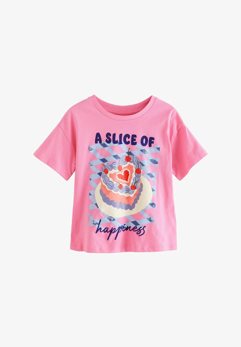 Maglietta rosa a maniche corte con una fetta di torta e ciliegie e testo con scritto "A slice of happiness" sul davanti.